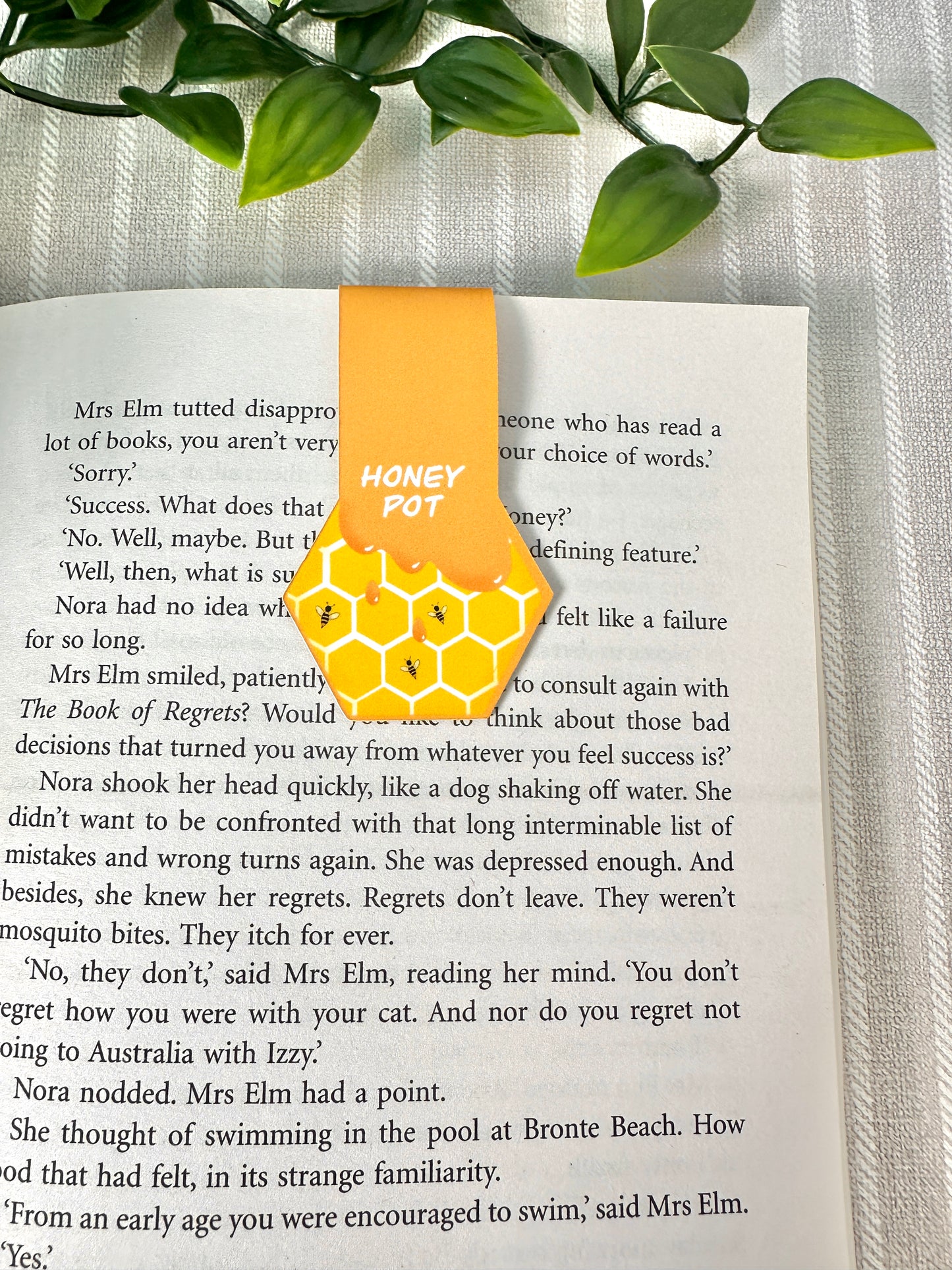 magnetic bookmark bee honeycomb