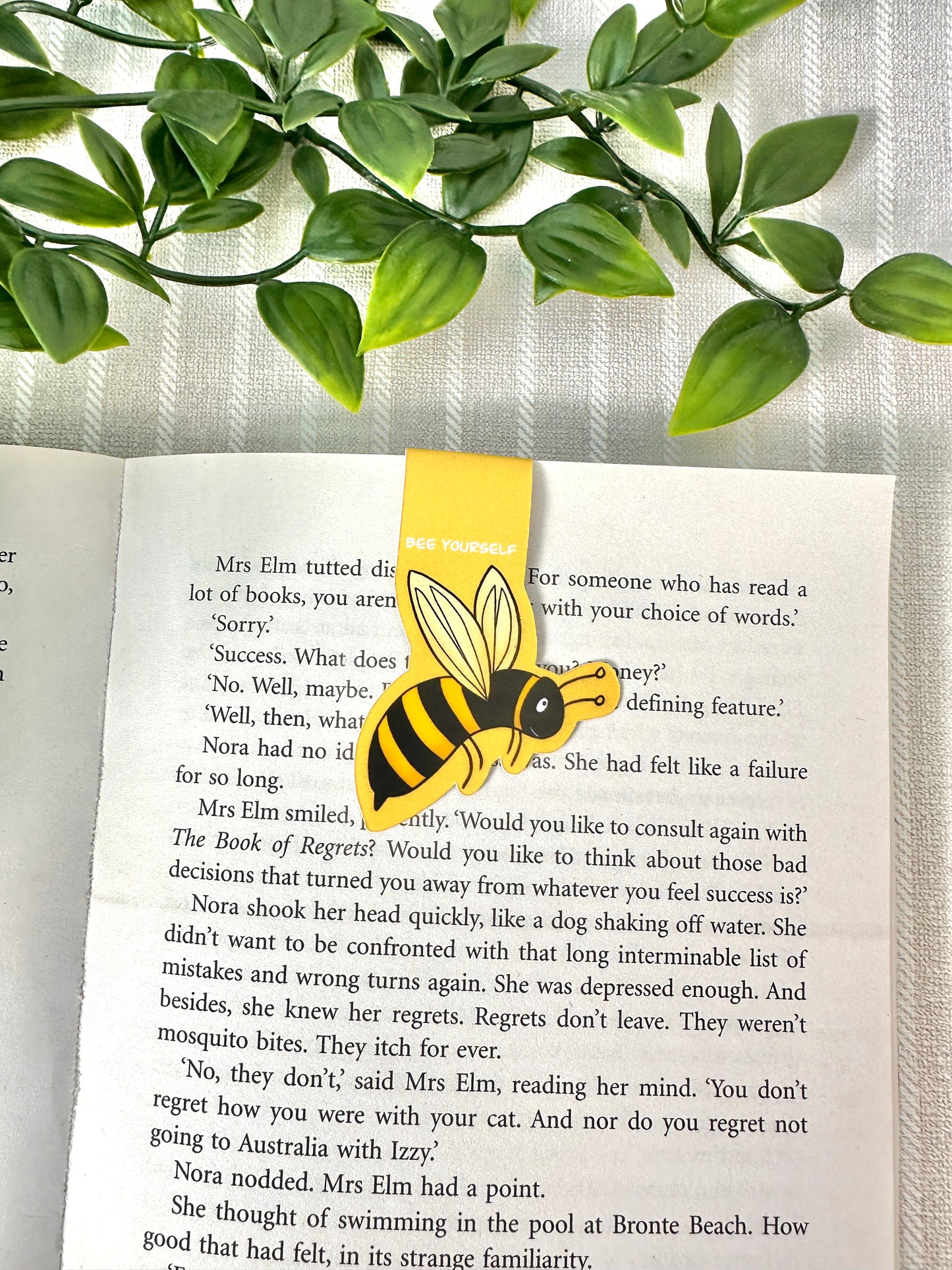 bee magnetic bookmark
