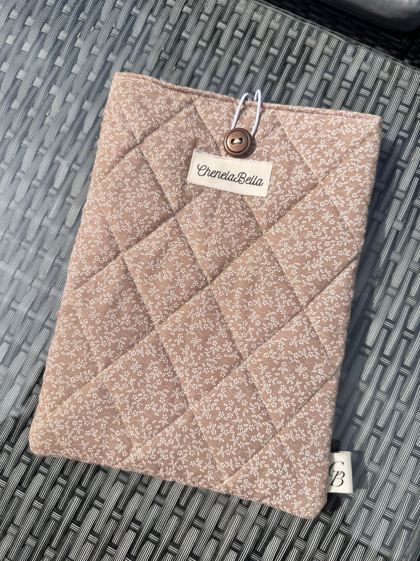 Ditzy Beige Quilted Book Sleeve